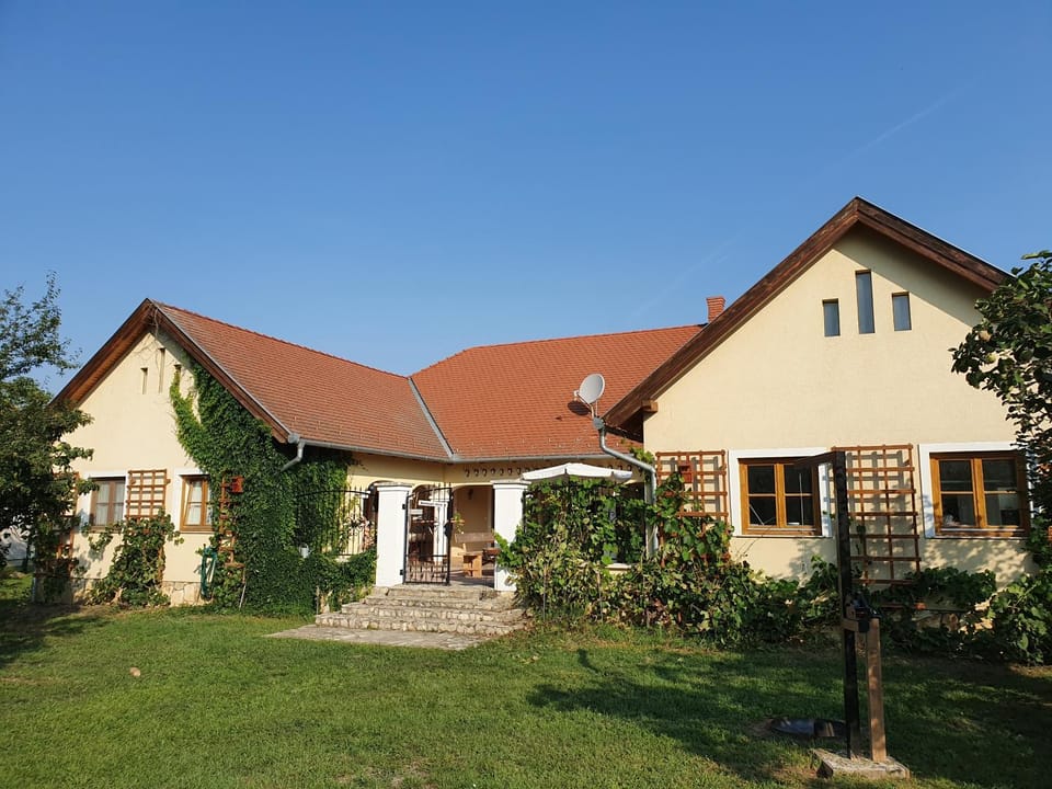 Property building, Patio, Communal lounge/ TV room, BBQ facilities, Garden, Golfcourse, Balcony/Terrace, Decorative detail, Hiking, Cycling, Communal kitchen, Garden view, Sports, Entertainment