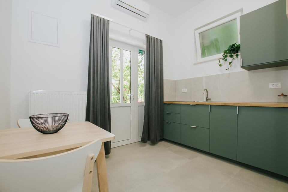 Kitchen or kitchenette, Dining area