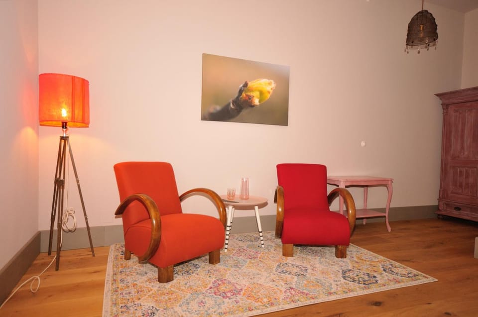 Photo of the whole room, Seating area