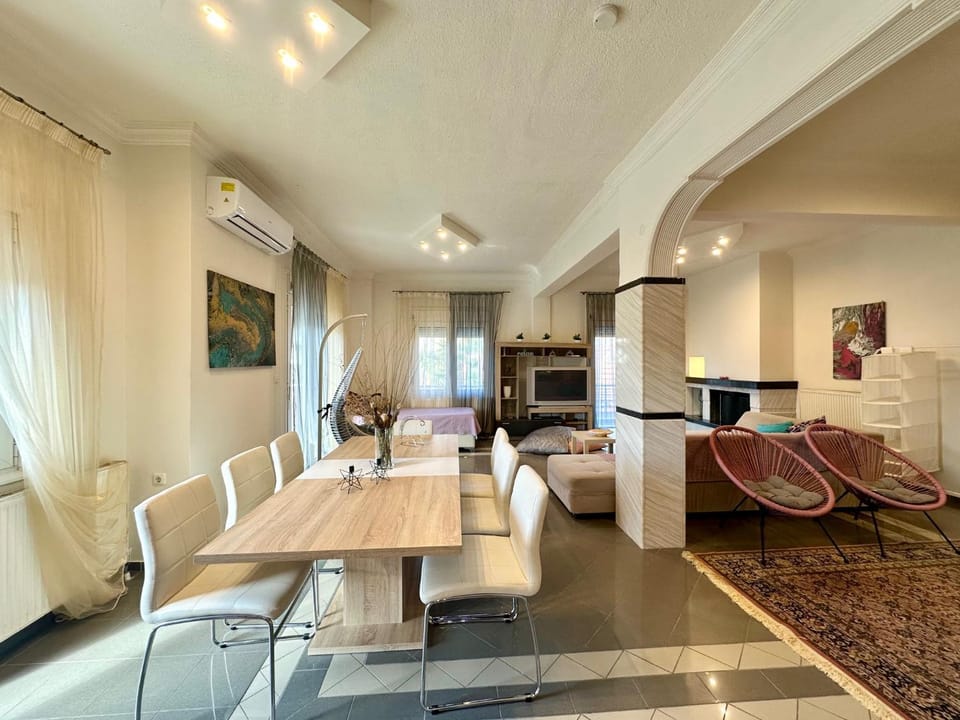 TV and multimedia, Living room, Seating area, Dining area