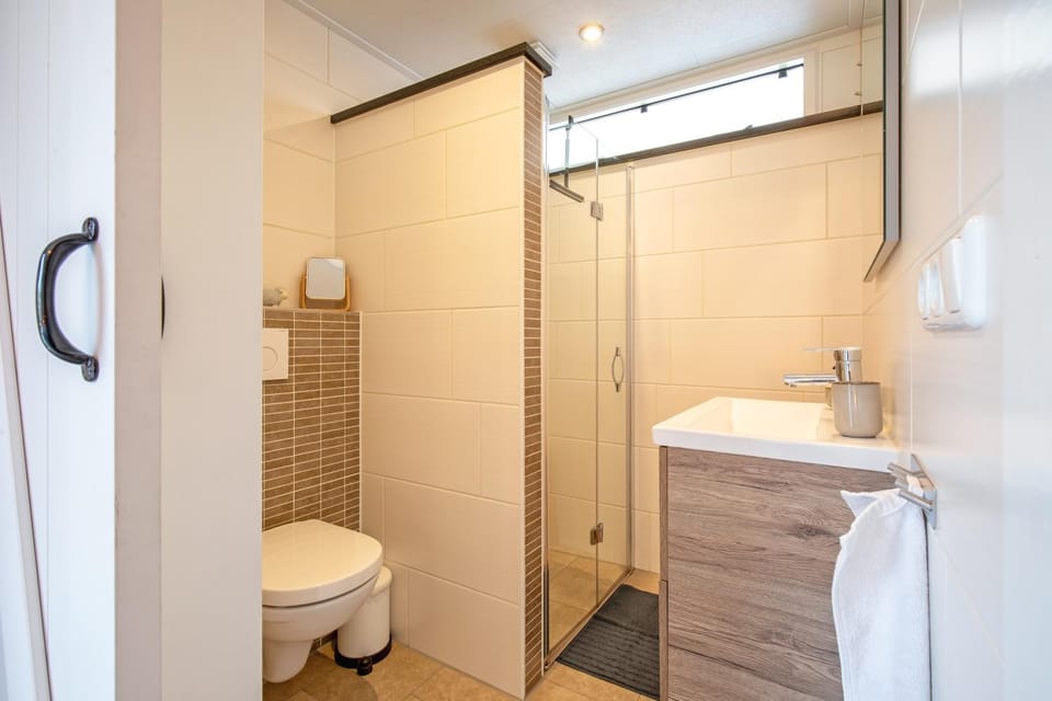 Shower, Toilet, Bathroom, towels