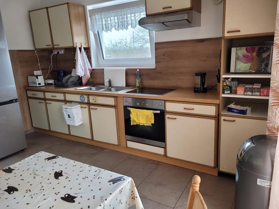 Coffee/tea facilities, Dining area, Communal kitchen, oven, stove, toaster, kitchen