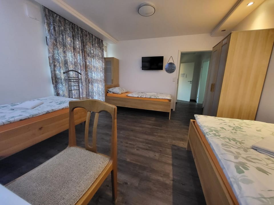 TV and multimedia, Living room, Photo of the whole room, Bedroom