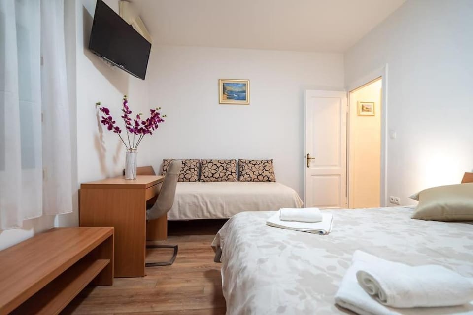 Bed, TV and multimedia, Photo of the whole room, Bedroom