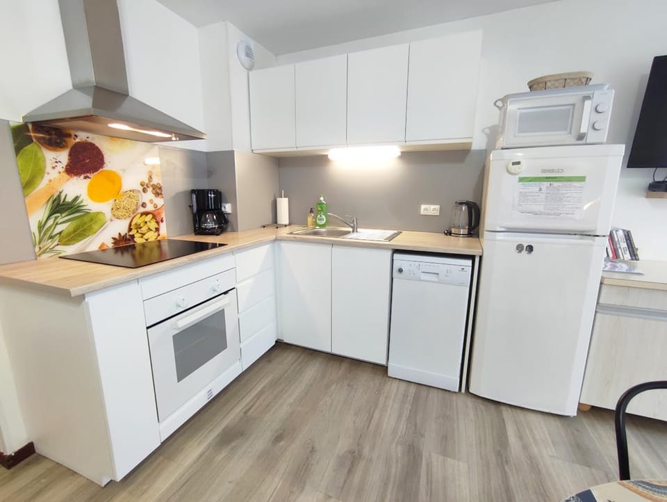Coffee/tea facilities, dishwasher, minibar, pet friendly, stove