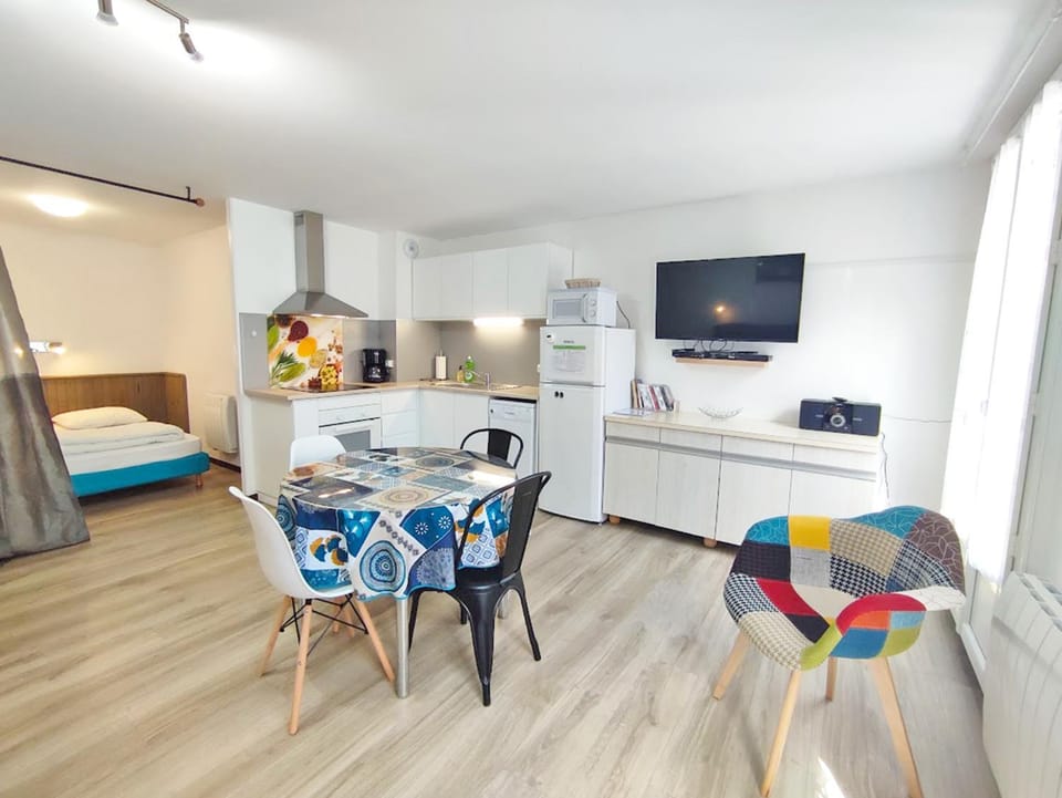 Communal lounge/ TV room, TV and multimedia, Kitchen or kitchenette, Living room, Dining area, minibar