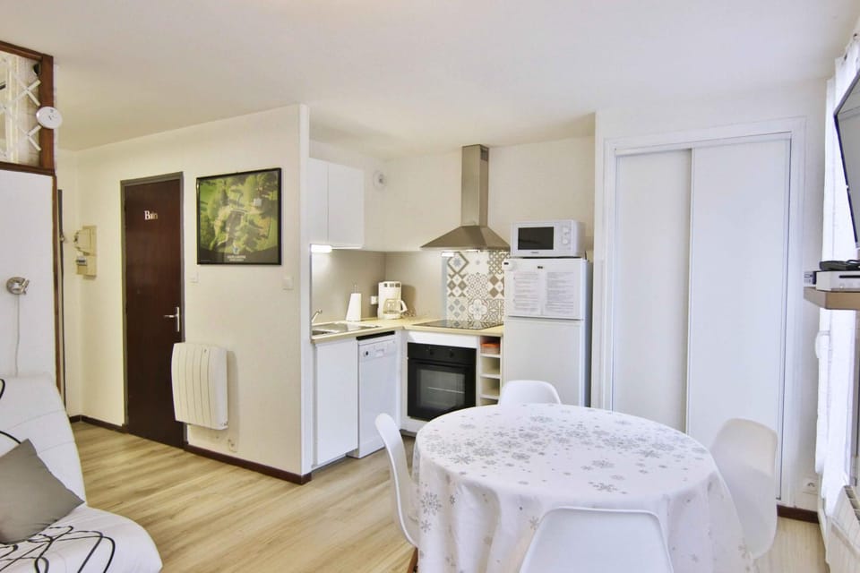 Coffee/tea facilities, Kitchen or kitchenette, Communal kitchen
