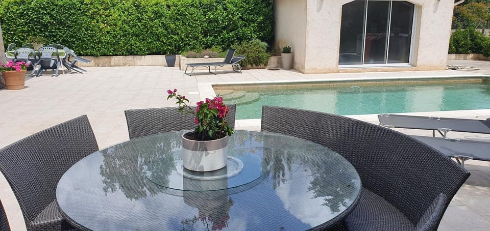 Dining area, Pool view