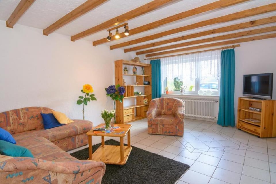 TV and multimedia, Living room, Decorative detail, Seating area