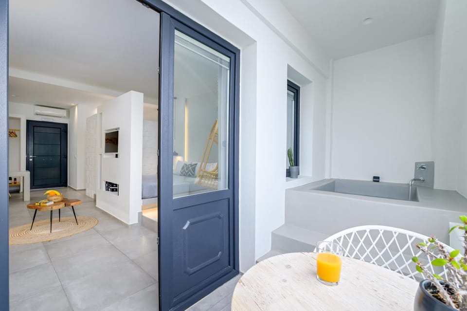 George & Joanna Suites Santorini Apartment in Thera