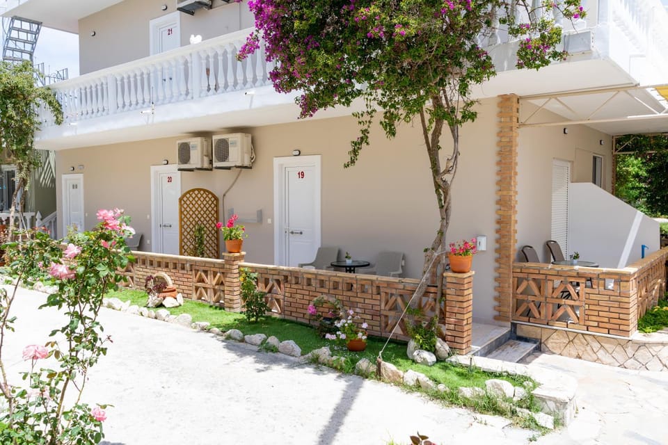 Patio, Facade/entrance