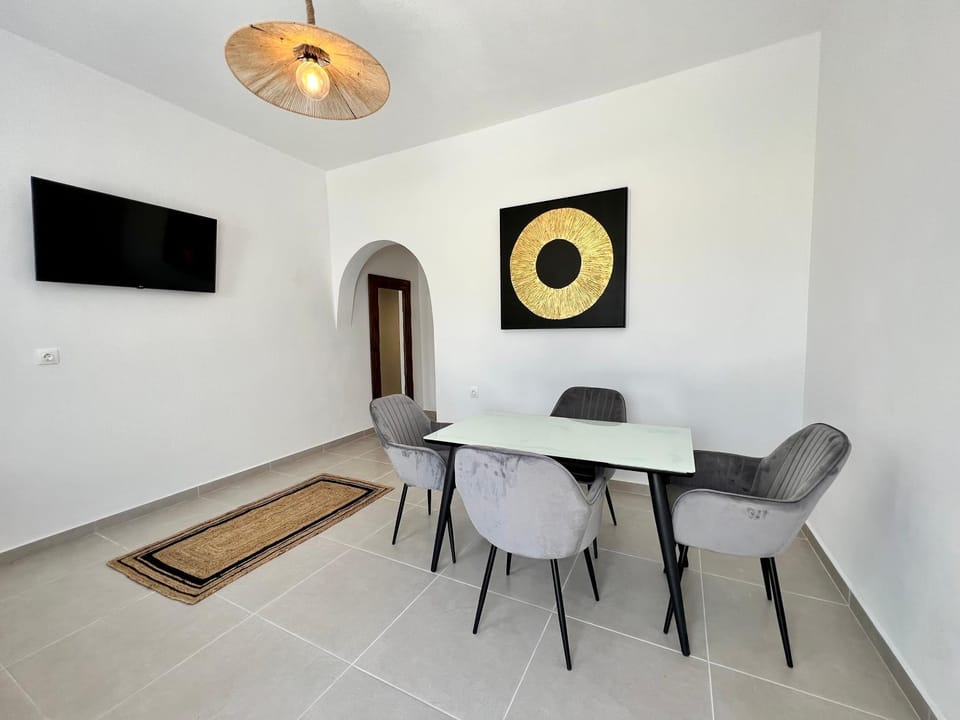 BBQ facilities, TV and multimedia, Living room, Seating area, Dining area