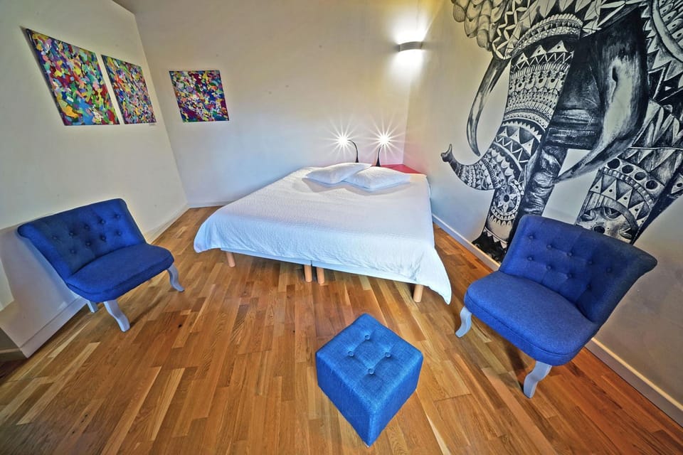 Bed, Seating area, Bedroom