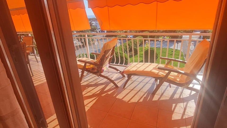 View (from property/room), Balcony/Terrace, sunbed