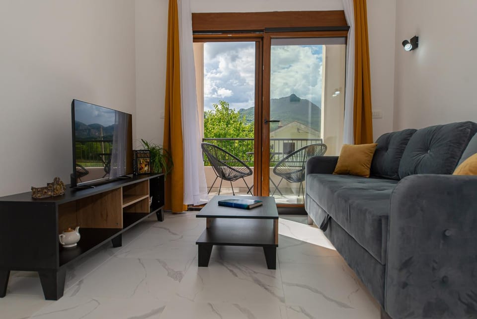 TV and multimedia, Living room, Seating area, Mountain view