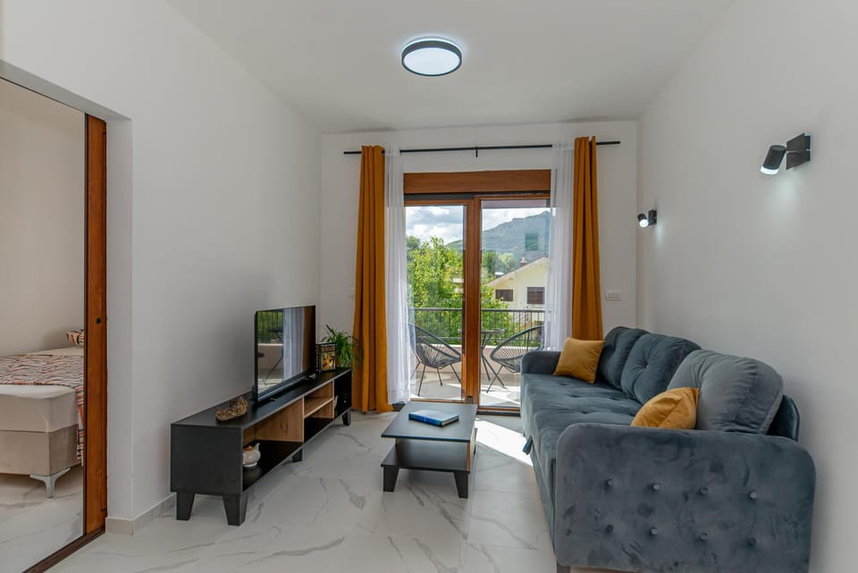 Bed, TV and multimedia, Bedroom