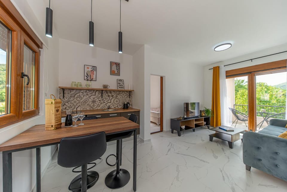 TV and multimedia, Kitchen or kitchenette, Living room, Seating area, Dining area