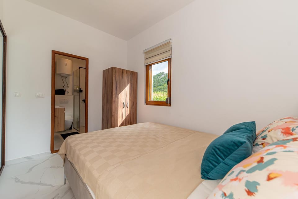 Photo of the whole room, Bedroom, wardrobe