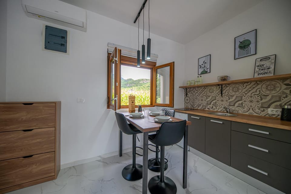 Kitchen or kitchenette, Dining area