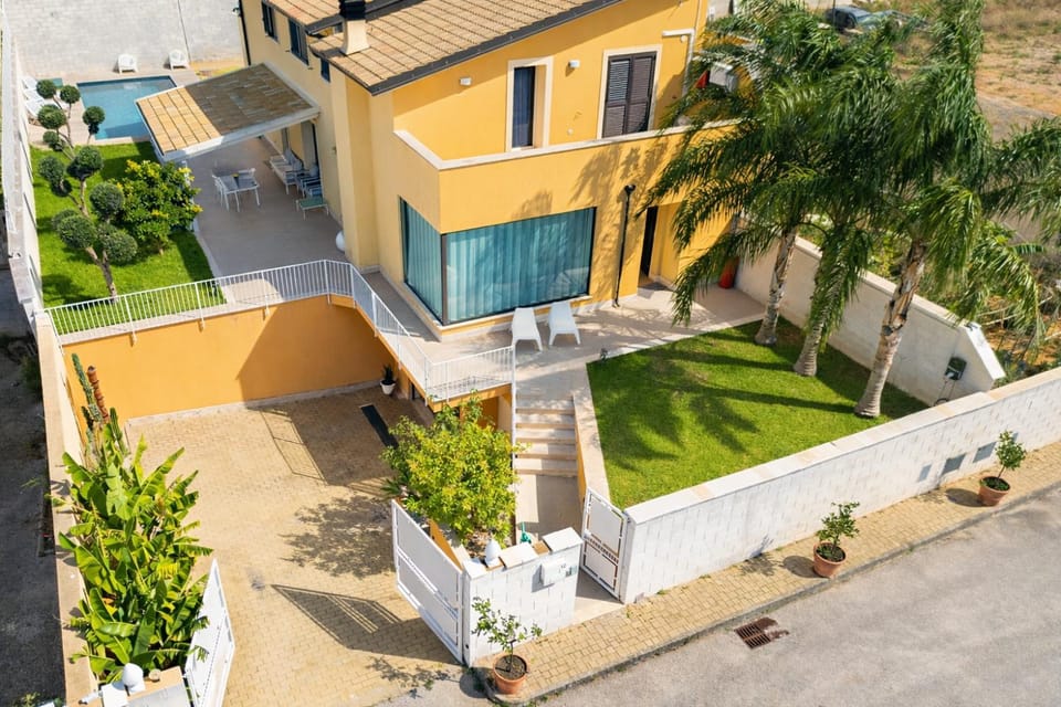 Property building, Facade/entrance, Bird's eye view