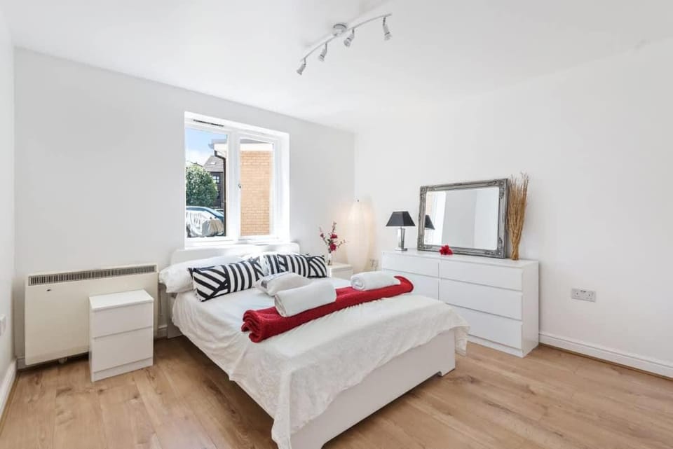2 Bed Flat, Dedicated workspace, Parking, 4KTV Apartment in London