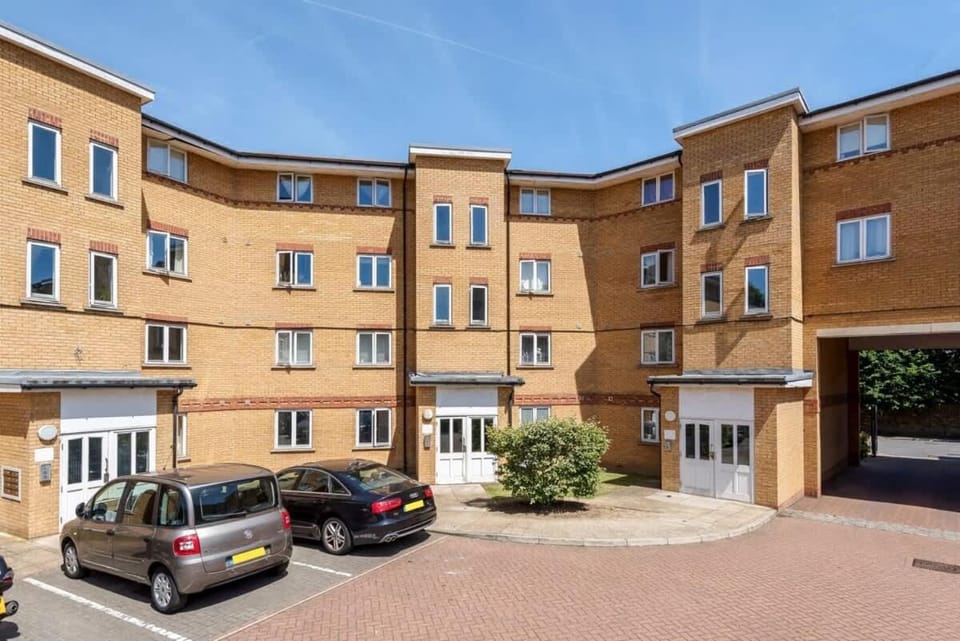 2 Bed Flat, Dedicated workspace, Parking, 4KTV Apartment in London