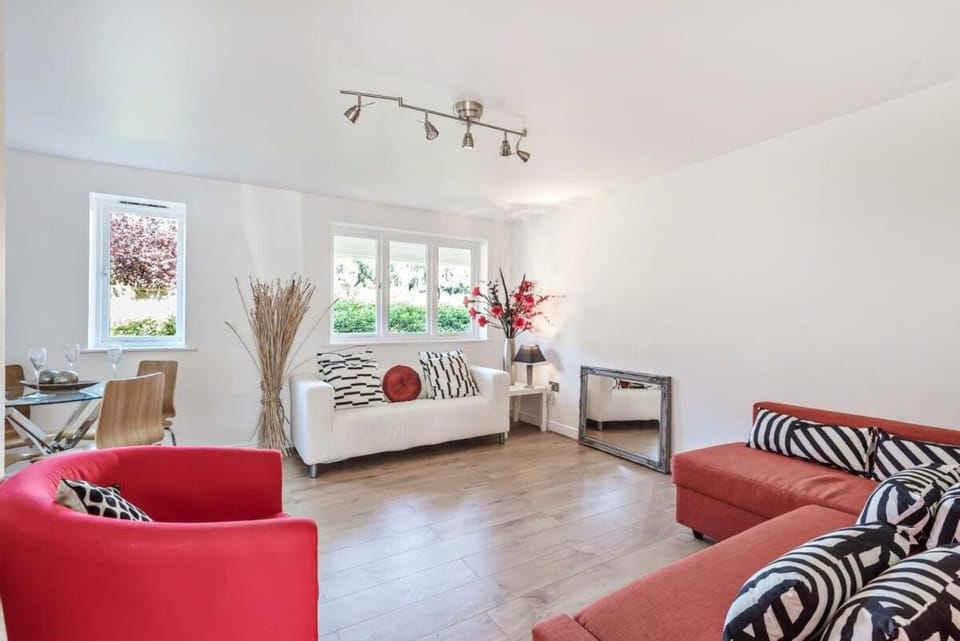 2 Bed Flat, Dedicated workspace, Parking, 4KTV Apartment in London