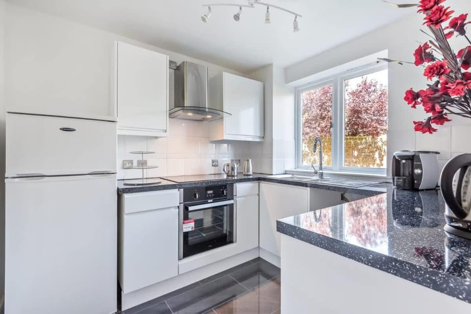 2 Bed Flat, Dedicated workspace, Parking, 4KTV Apartment in London