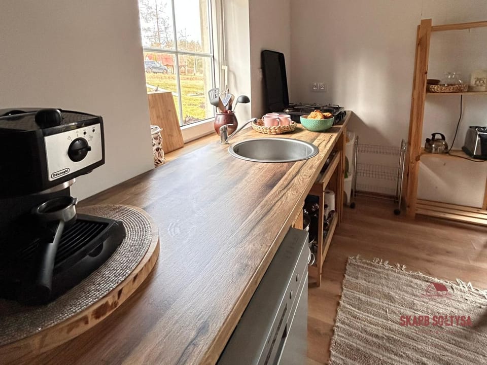 Coffee/tea facilities, Kitchen or kitchenette, Dining area, stove, toaster