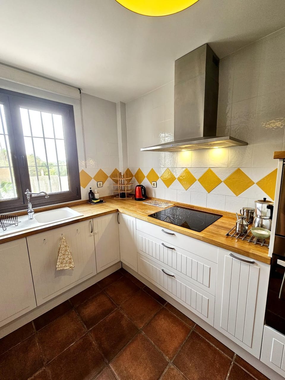 Kitchen or kitchenette, dishwasher, toaster