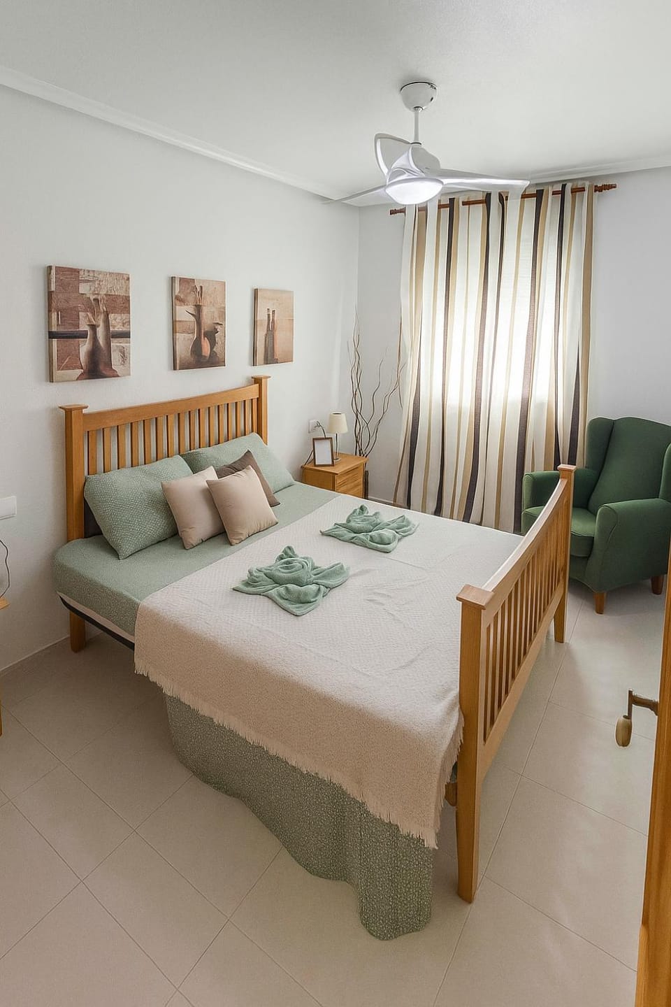 Bed, Photo of the whole room, Seating area, Bedroom