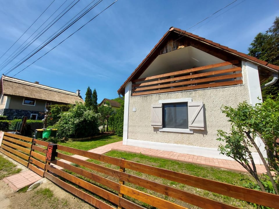 Kilátás a tóra Apartman House in Hungary
