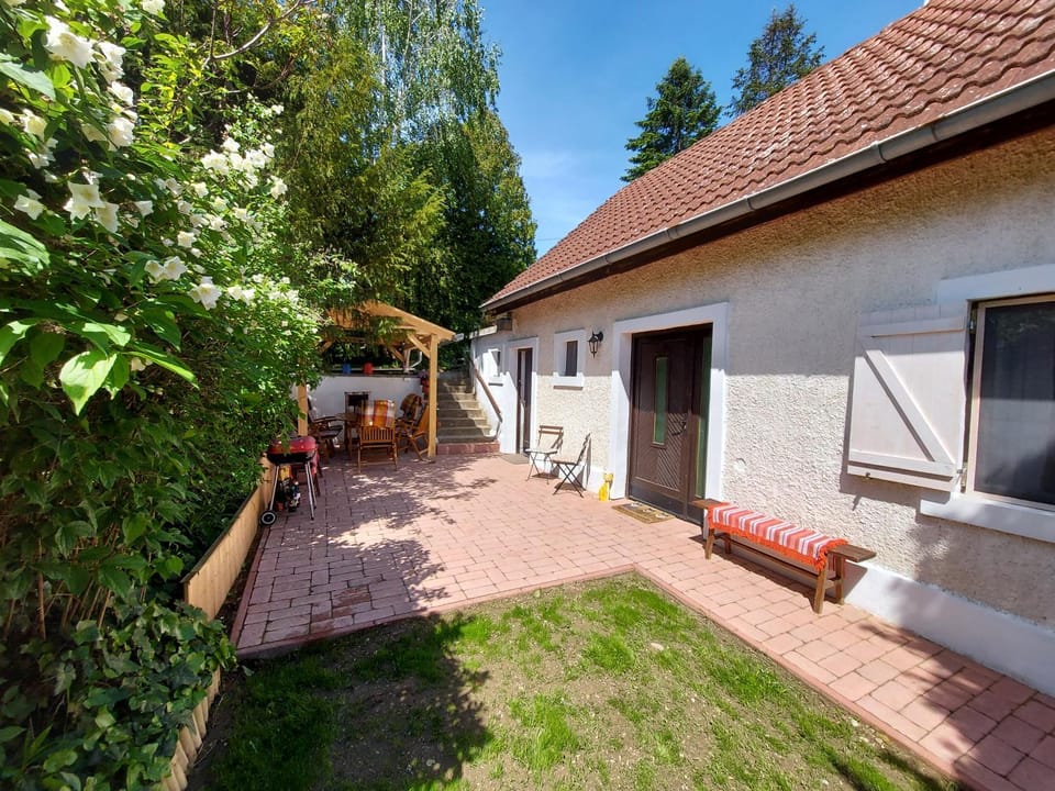 Kilátás a tóra Apartman House in Hungary