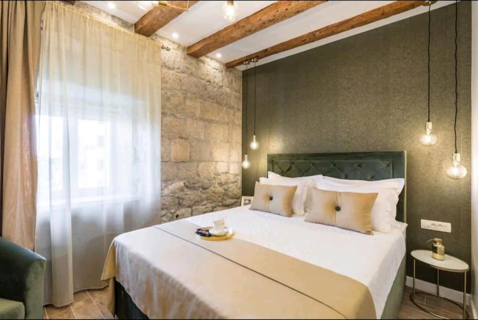 Old town vibes for 2, luxury room with sea view Apartment in Split
