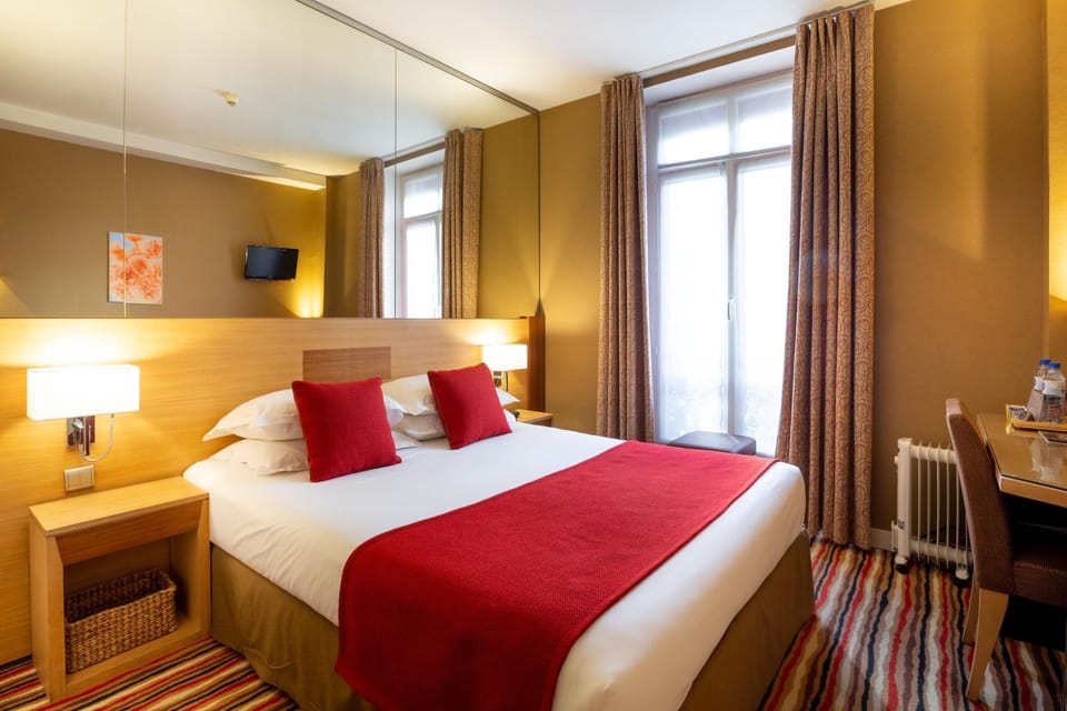 Bed, TV and multimedia, Photo of the whole room, Bedroom, hair dresser