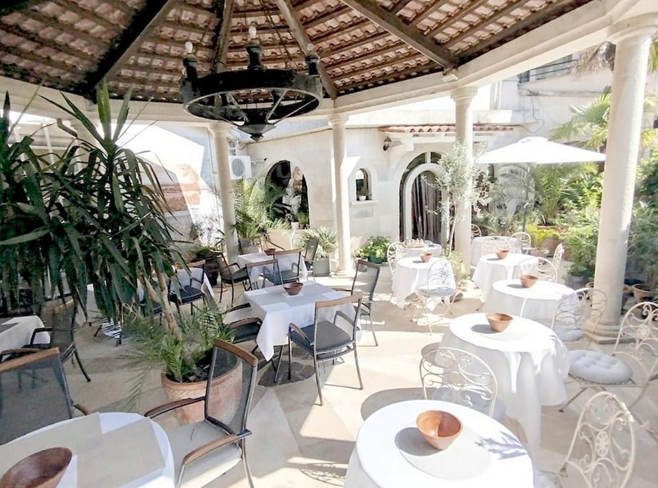 Restaurant/places to eat, Garden, Banquet/Function facilities, Seating area, Garden view