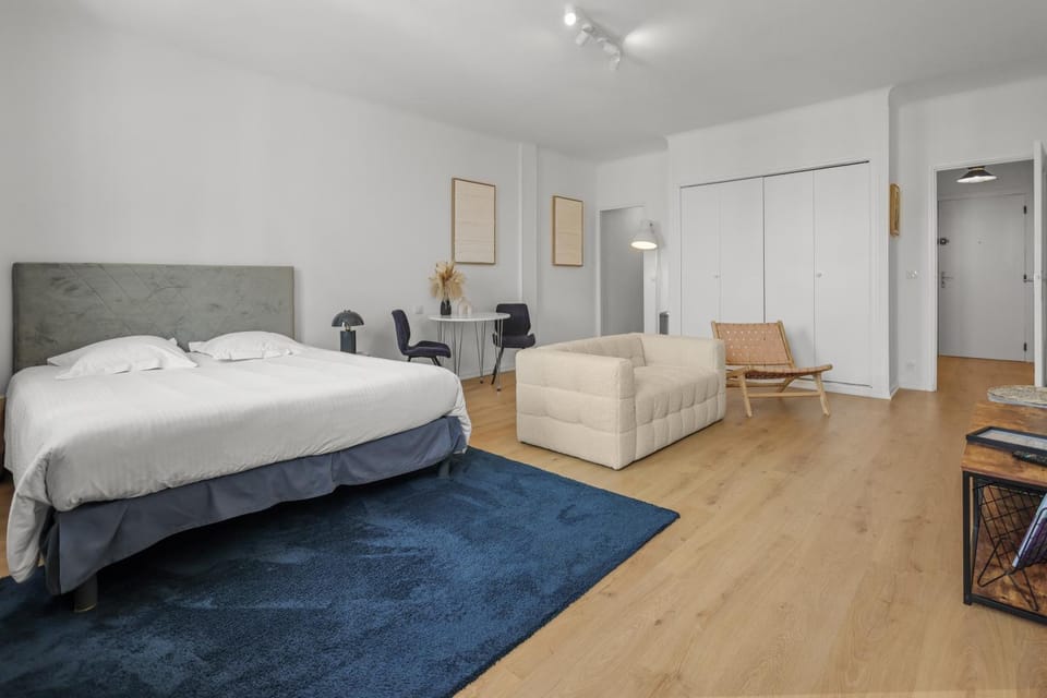 Bed, Living room, Seating area
