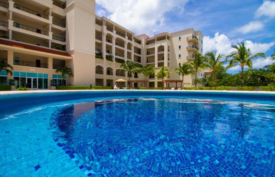 Property building, Day, Pool view, Swimming pool, sunbed