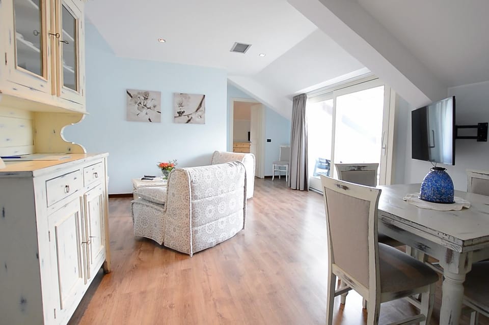 Shower, Toilet, Natural landscape, Bathroom, TV and multimedia, Coffee/tea facilities, Balcony/Terrace, Kitchen or kitchenette, Living room, Photo of the whole room, Seating area, Dining area, Bedroom, Pets, Pets, Lake view, Mountain view, Family