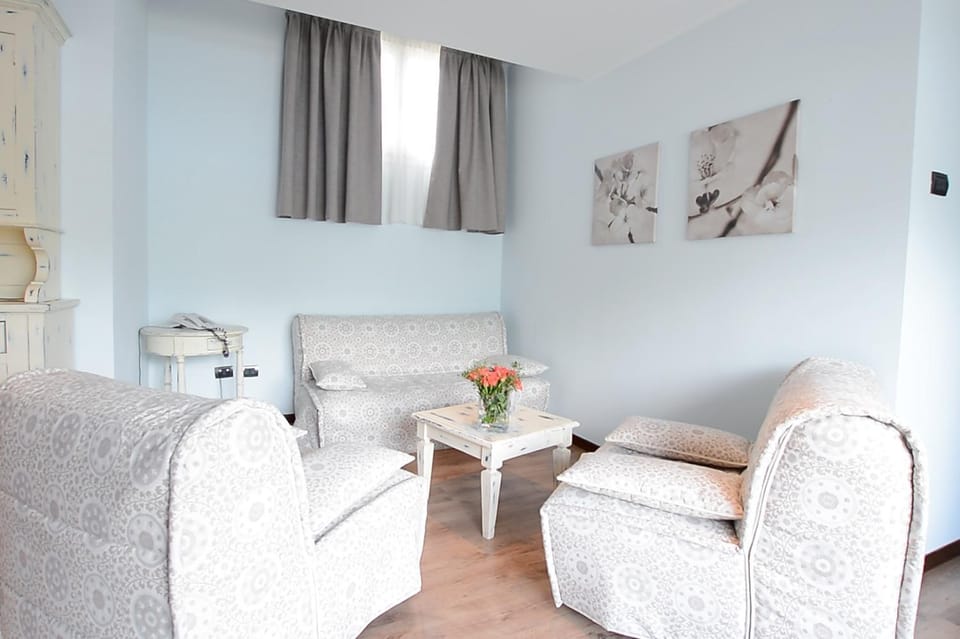 Bed, People, Bathroom, Coffee/tea facilities, Balcony/Terrace, Kitchen or kitchenette, Living room, Photo of the whole room, Dining area, Bedroom, Pets, Lake view, Mountain view, Alcoholic drinks, Non alcoholic drinks, Family