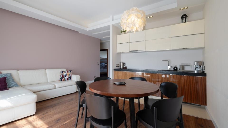 Kitchen or kitchenette, Seating area, Dining area