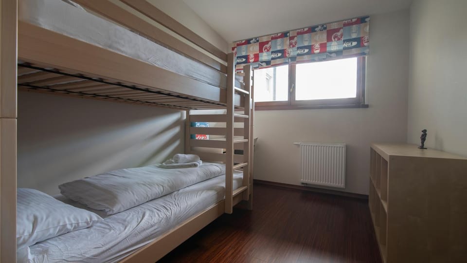 Bedroom, bunk bed