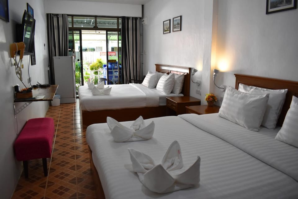 Bed, TV and multimedia, Photo of the whole room, Bedroom, towels