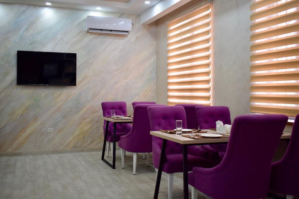 Restaurant/places to eat, Communal lounge/ TV room, TV and multimedia, Living room, Seating area, Dining area