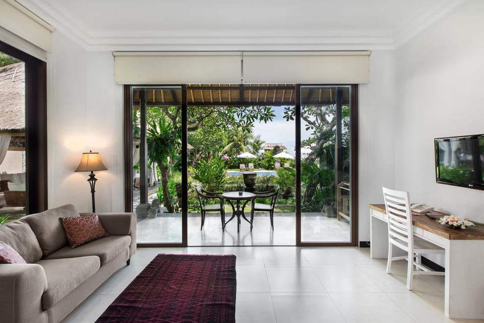 Balcony/Terrace, Seating area, Pool view