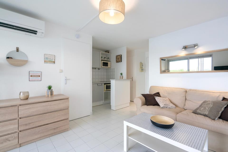 Appart 6 pers vue mer-piscine-parking-clim-wifi Apartment in Agde
