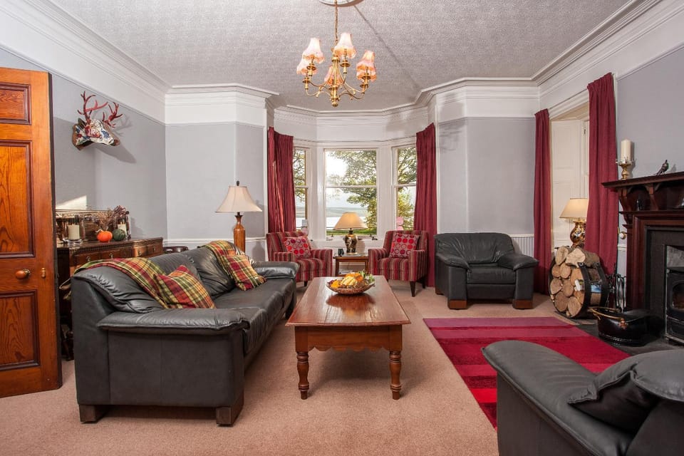 Living room, Photo of the whole room, Decorative detail, Garden view, Sea view, Area and facilities