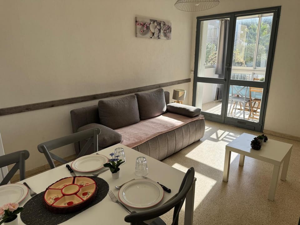 Living room, Food and drinks, Dining area, Food, Meals