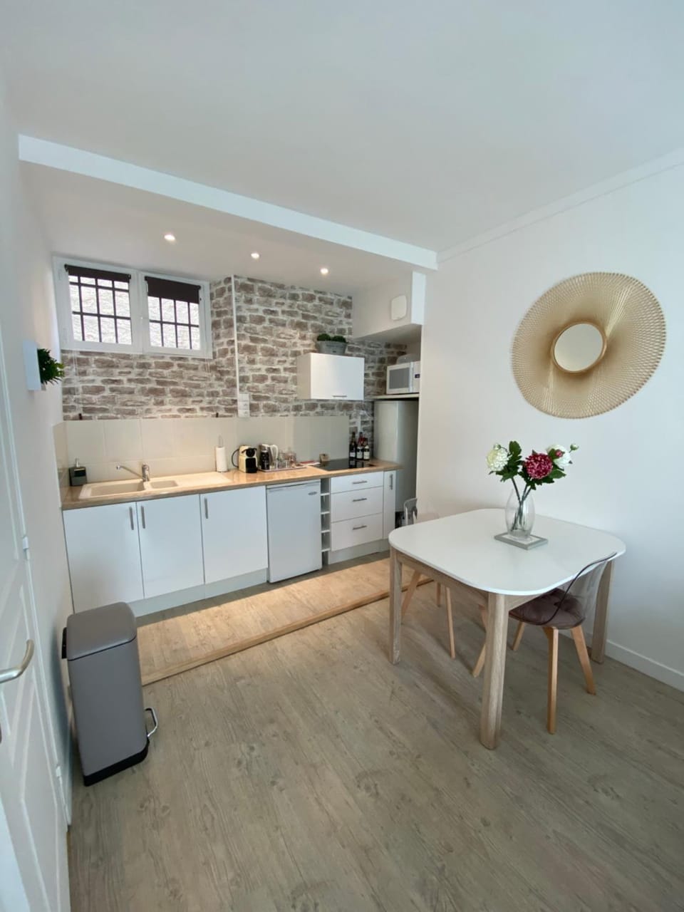 Kitchen or kitchenette, Dining area