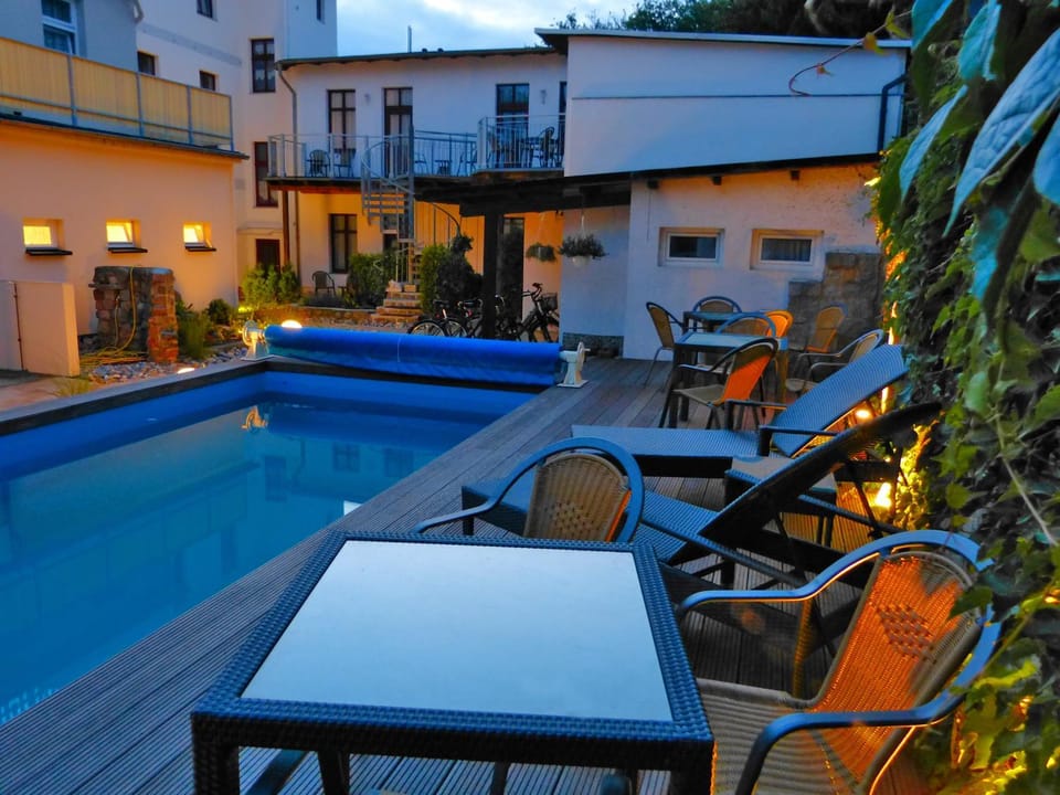 Swimming pool, Swimming pool